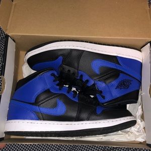 Jordan 1 mid hyper royal